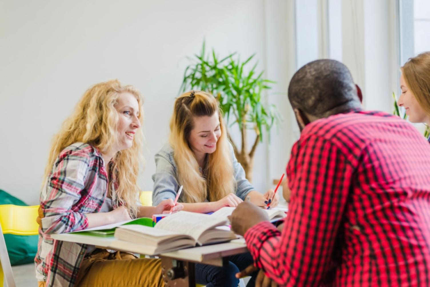 Proceso detallado de aplicación de técnicas profesionales de manicura con atención al detalle