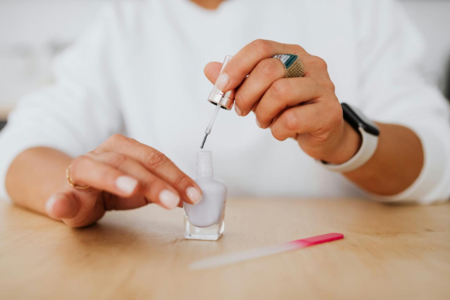 Herramientas y materiales profesionales utilizados en tratamientos de manicura y pedicura
